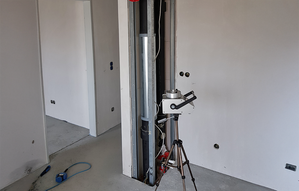 Freimessung von 36 Wohneinheiten nach Schimmelschadensanierung aufgrund von Baumängeln mit Feuchteeintrag.